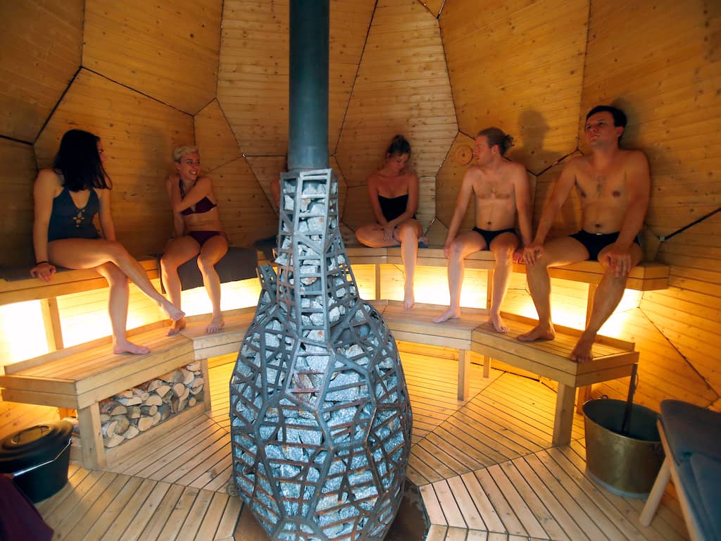 Kan het kwaad badkleding dragen naar de sauna? | Uit en Thuis | NU.nl