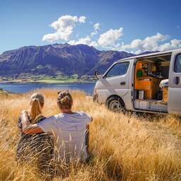 Werken vanuit je camper: 'Douchen doen we op het strand'