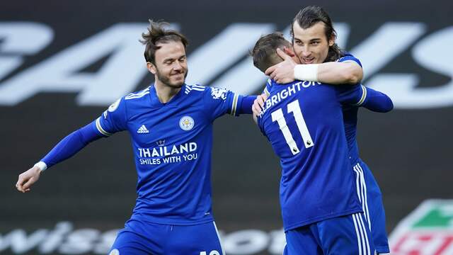 Leicester City boekt een fraaie zege bij Manchester United, waardoor Manchester City landskampioen is.