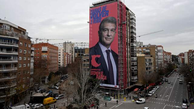 Joan Laporta zorgde tijdens zijn campagne voor een stunt met een enorm spandoek vlak bij het stadion van rivaal Real Madrid.