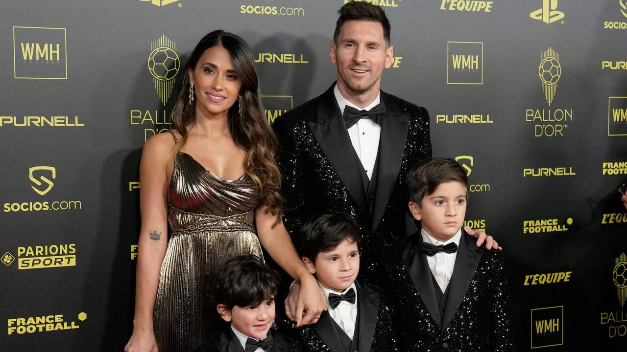 Lionel Messi voor de prijsuitreiking met vrouw Antonella en zoontjes Thiago, Mateo en Ciro.