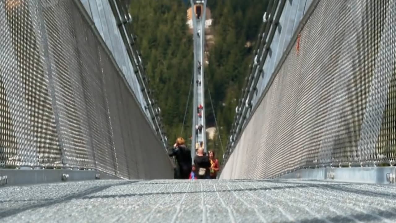 Beeld uit video: Tsjechië opent langste voetgangersbrug ter wereld in skigebied