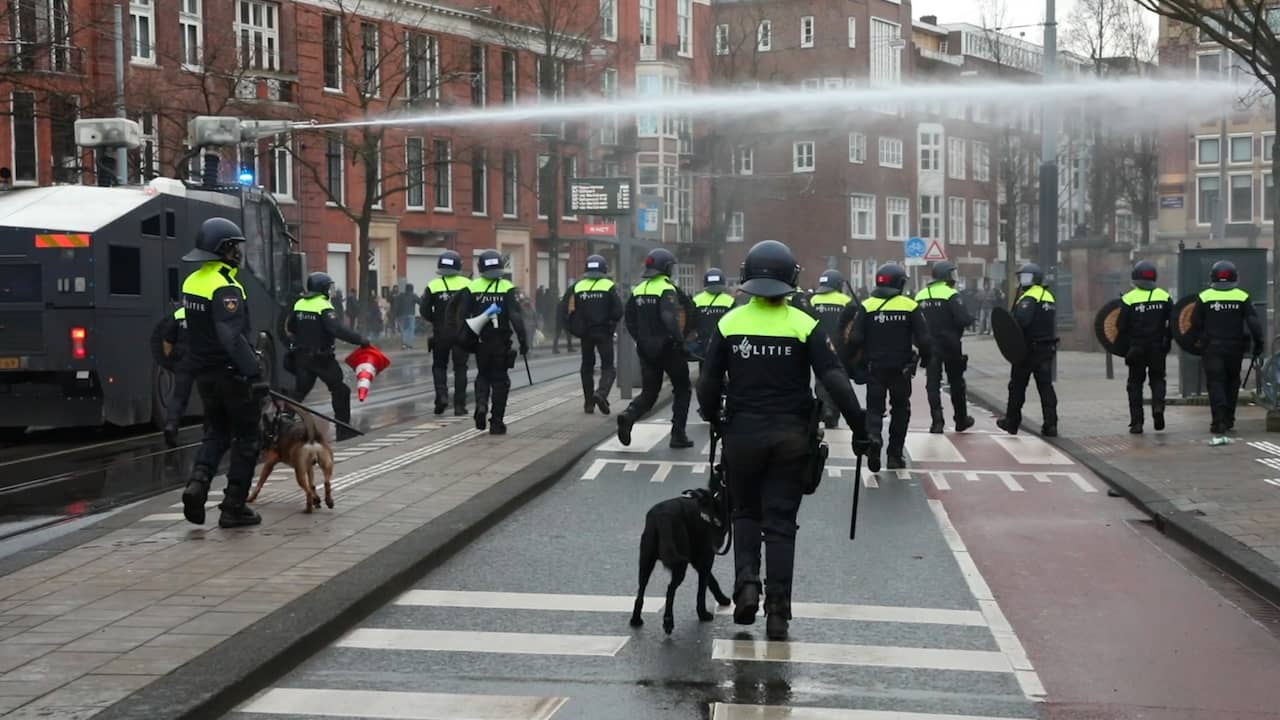 Beeld uit video: ME veegt pleinen in Amsterdam en Eindhoven leeg