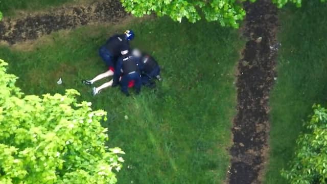 Britse drugscrimineel vlucht voor politie in roze badjas