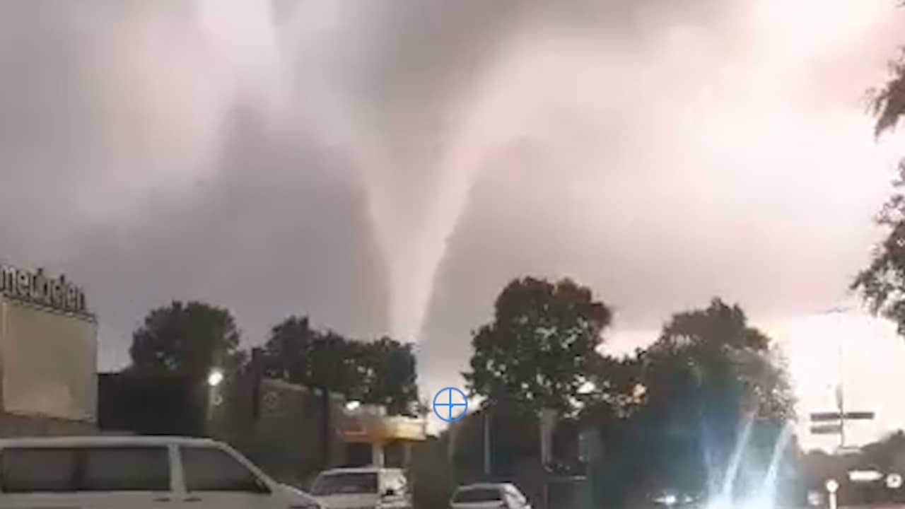 Beeld uit video: Man filmt moment dat tornado over 's-Heerenberg raast