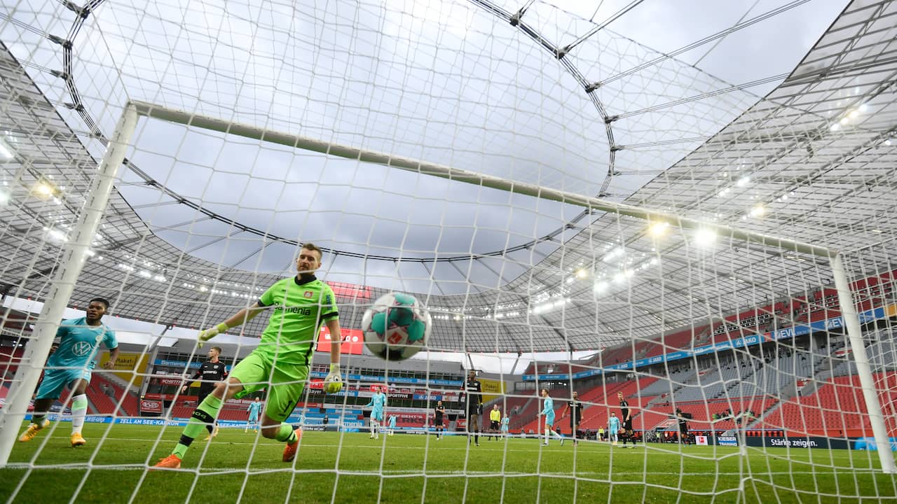 Ridle Baku maakt de enige goal van de wedstrijd in de BayArena.