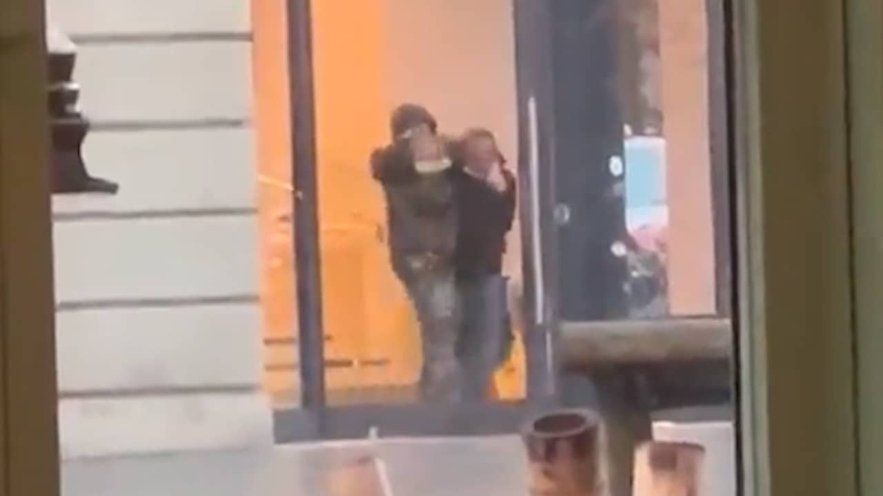 Beeld uit video: Bekijk hoe de gijzeling in Amsterdam ten einde kwam