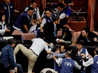 Taiwanese parlementariërs met elkaar op de vuist tijdens debat