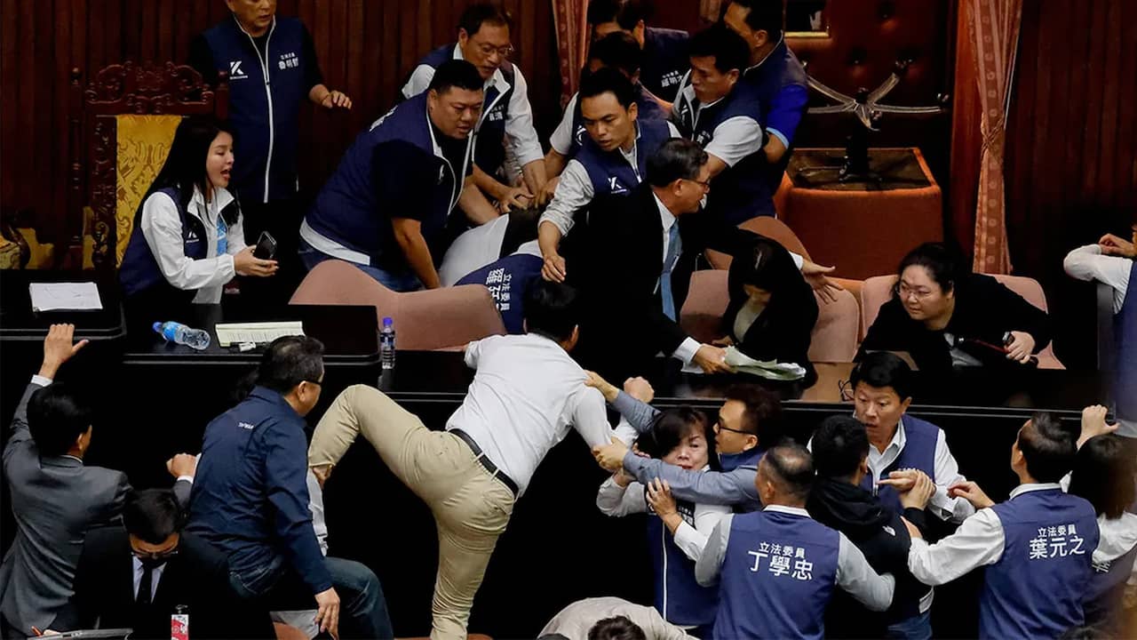 Beeld uit video: Taiwanese parlementariërs met elkaar op de vuist tijdens debat