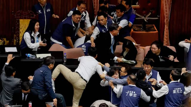 Taiwanese parlementariërs met elkaar op de vuist tijdens debat
