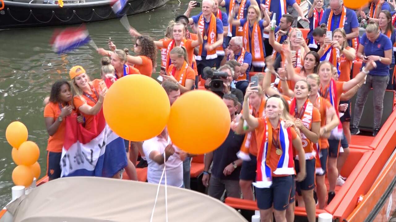 Beeld uit video: Duizenden mensen huldigen Oranjevrouwen na rondvaart in Utrecht