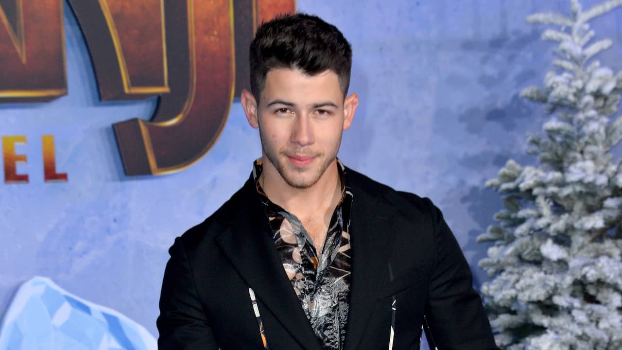 Nick Jonas naar ziekenhuis na ongeluk op set | Achterklap | NU.nl