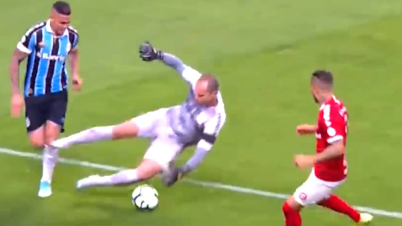 Doelman van Internacional krijgt rood voor onbesuisde tackle