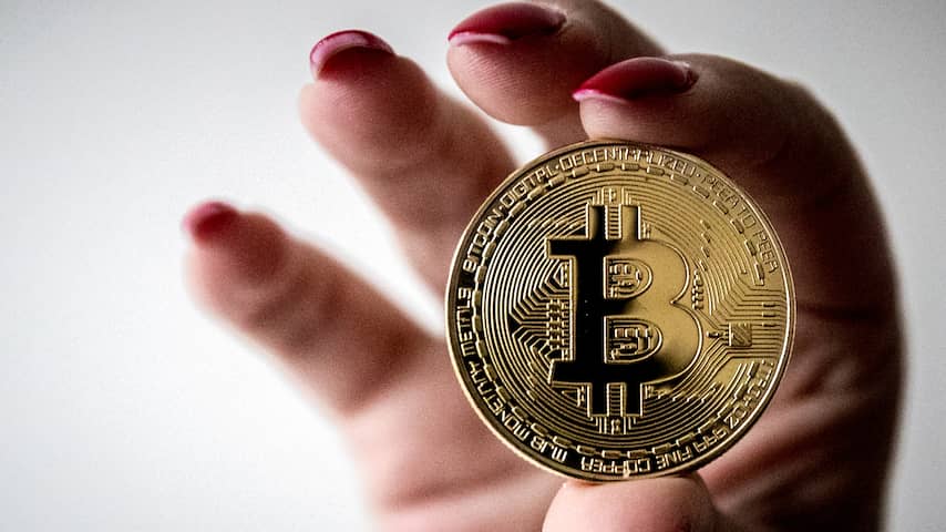 Waarde bitcoin daalt naar laagste punt in ruim een jaar