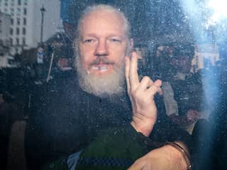 Achter de schermen eet Assange spaghetti met zijn handen