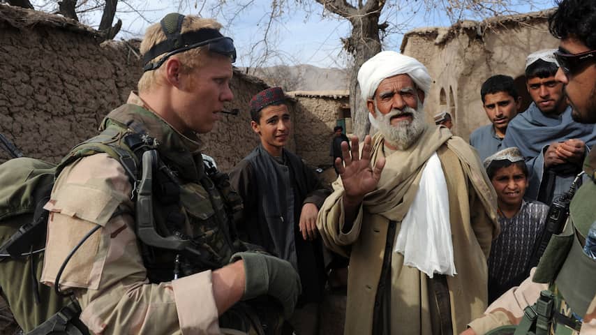 Nederlandse troepen in Afghanistan spreken met lokale bevolking