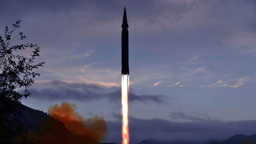 Noord-Korea zegt nieuwe hypersonische raket te hebben afgevuurd.