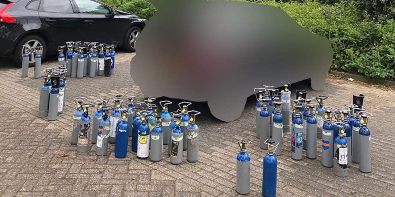 Politie Zwolle houdt verdachte aan die met 78 flessen lachgas in auto reed