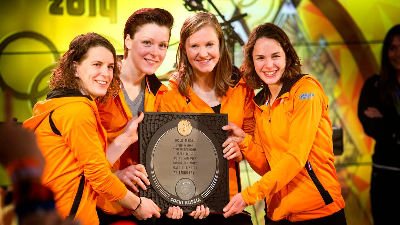 Lotte van Beek (tweede van rechts) werd in 2014 samen met onder anderen Jorien ter Mors (tweede van links) olympisch kampioen op de ploegenachtervolging.