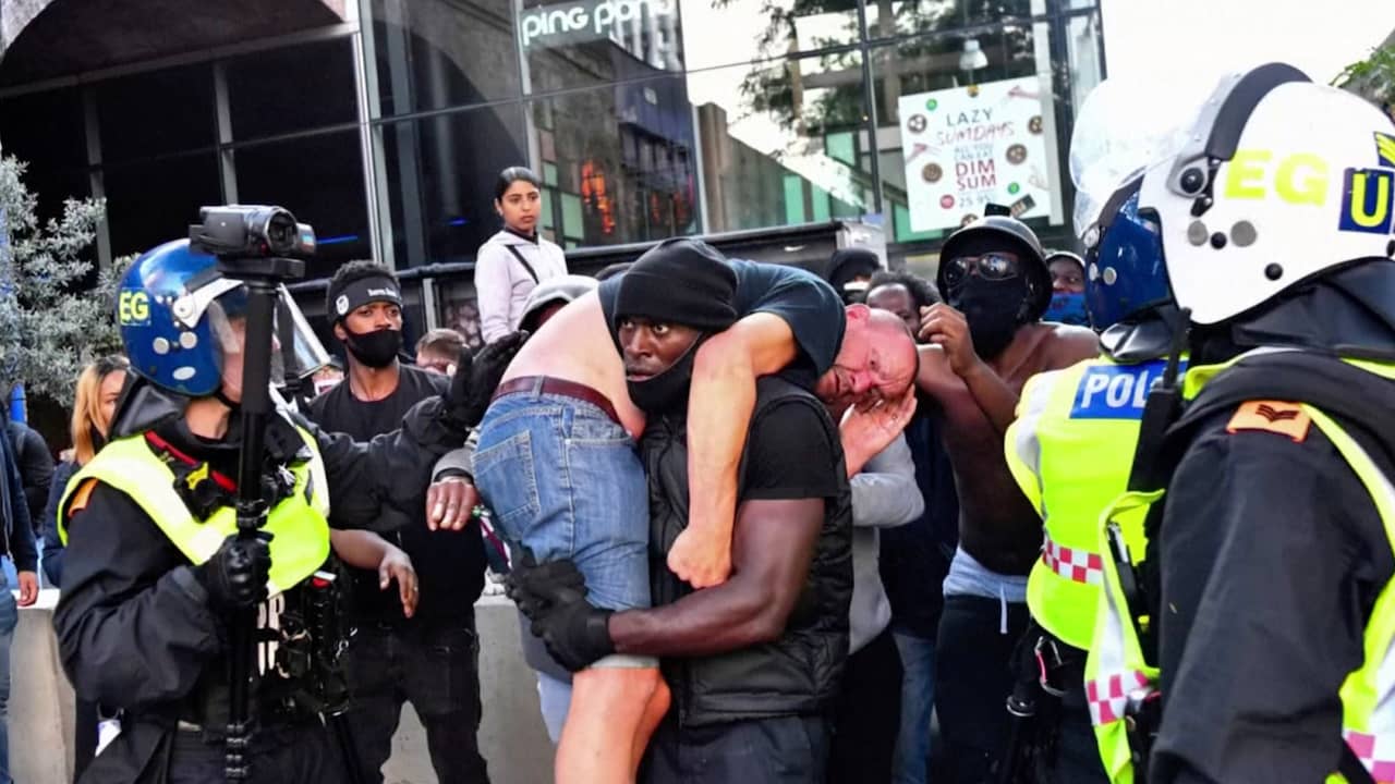 Beeld uit video: BLM-demonstrant in Londen redt gewonde tegendemonstrant