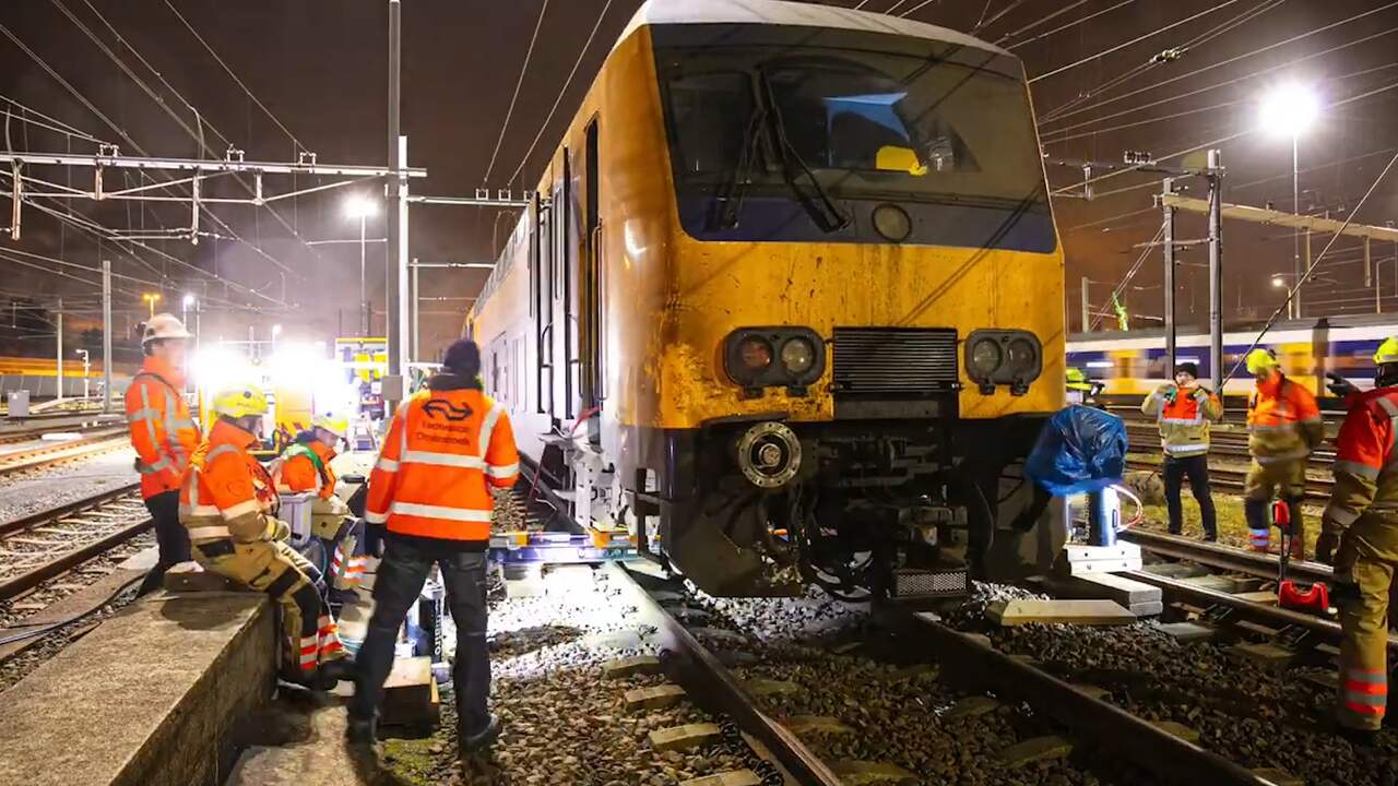 Beeld uit video: Zo werd de ontspoorde trein bij Den Haag weer op het spoor gezet