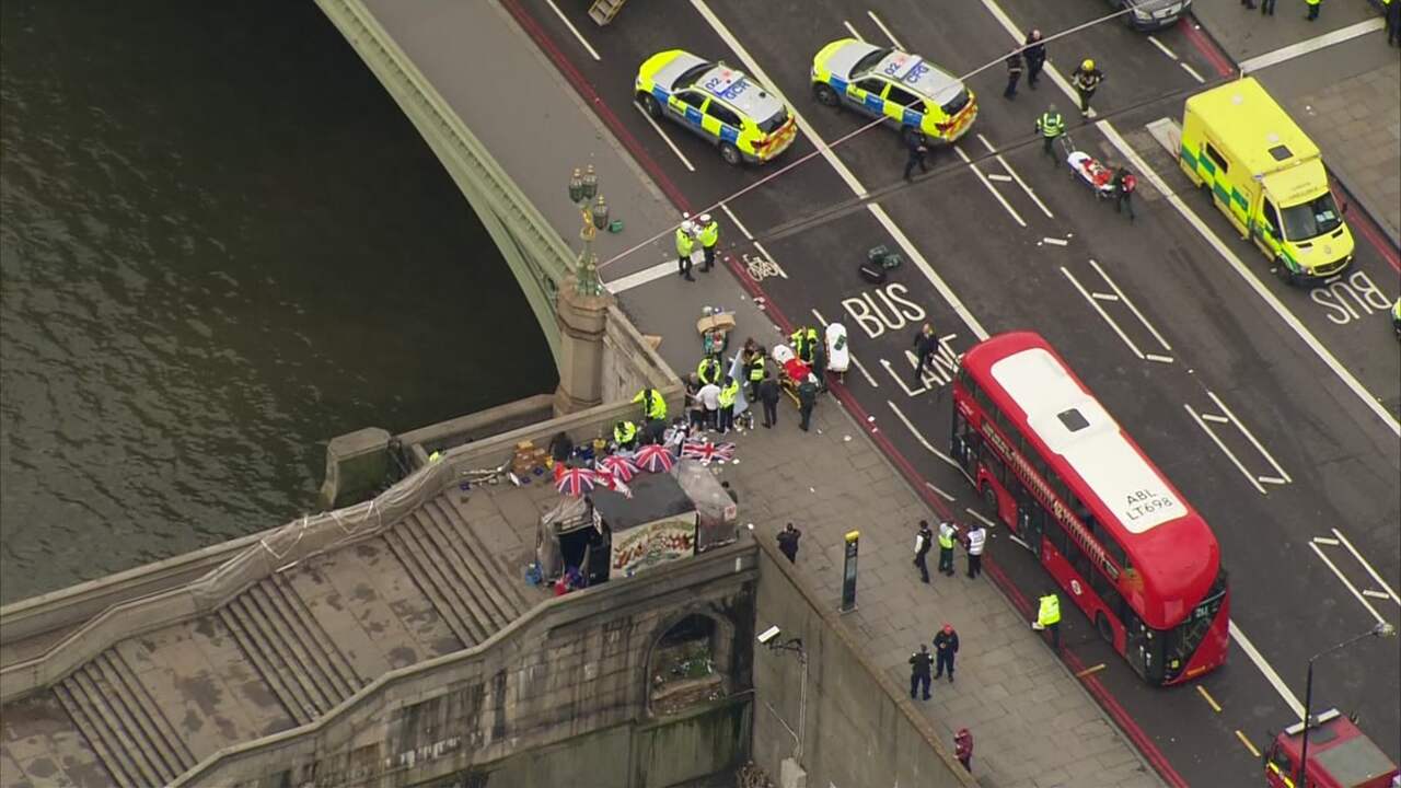 Een luchtfoto toont gewonden op de Westminsterburg. De dader heeft met een auto mensen op de brug aangereden. Daarna is het voertuig tegen de poort van Westminster gecrasht.