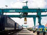ROTTERDAM - Het Rail Service Center Rotterdam in het Botlekgebied, een overslagbedrijf gespecialiseerd in het overzetten van containers, wissellaadbakken en opleggers van en op shuttletreinen. 