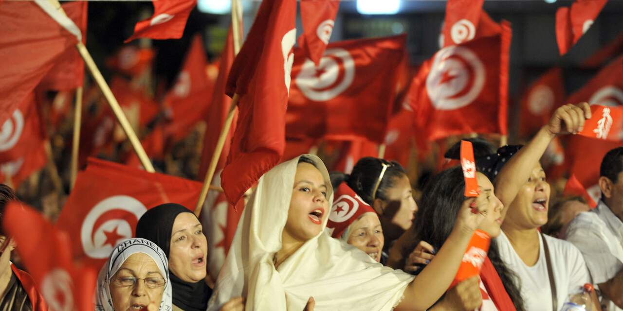 Tienduizenden Tunesiërs de straat op