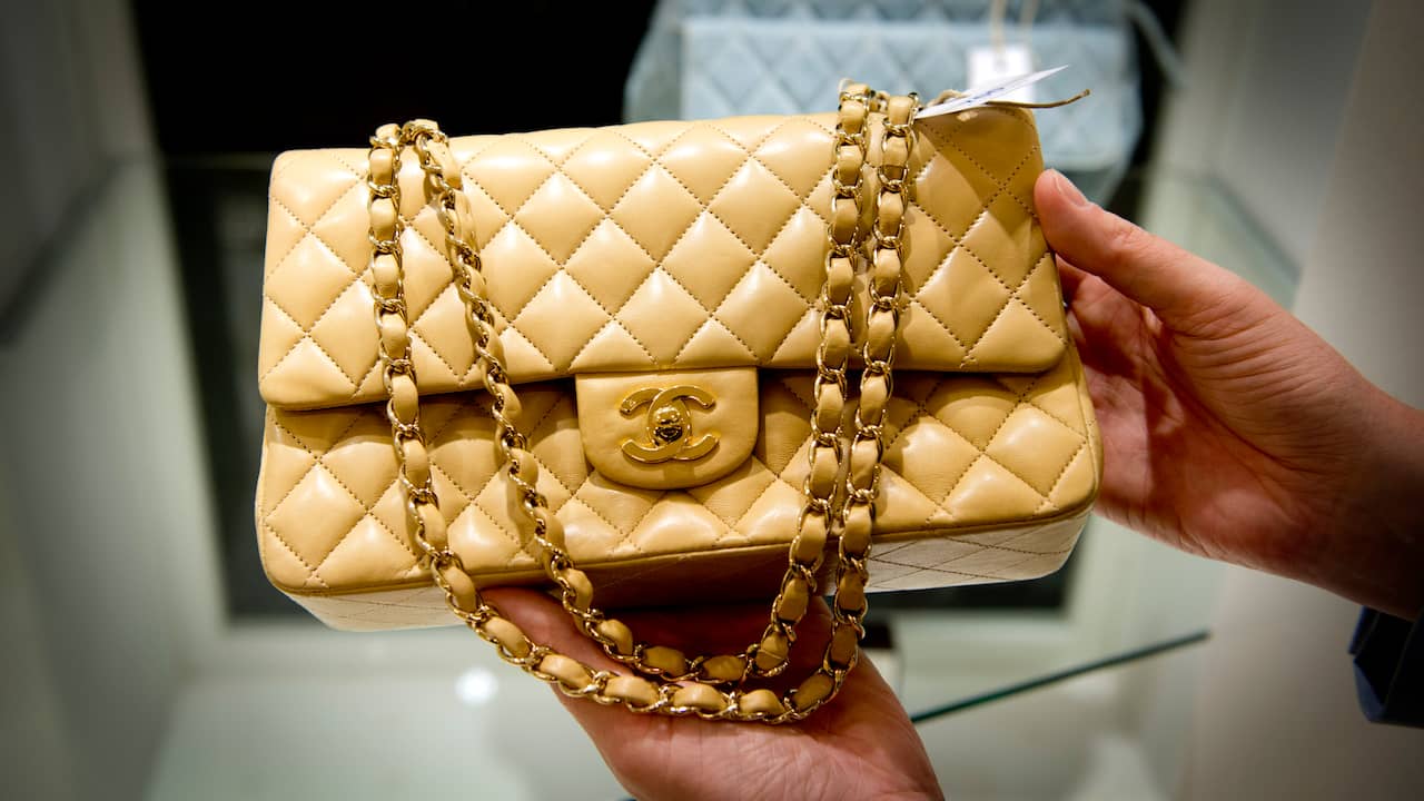 Leeds Megalopolis schuifelen Chanel maakt prijzen van iconische tassen wereldwijd gelijk | Lifestyle |  NU.nl