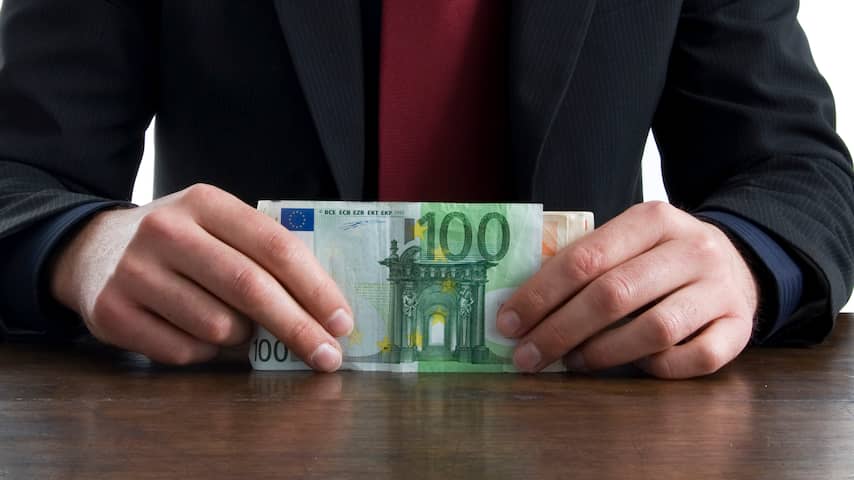 salaris geld zakenman euro