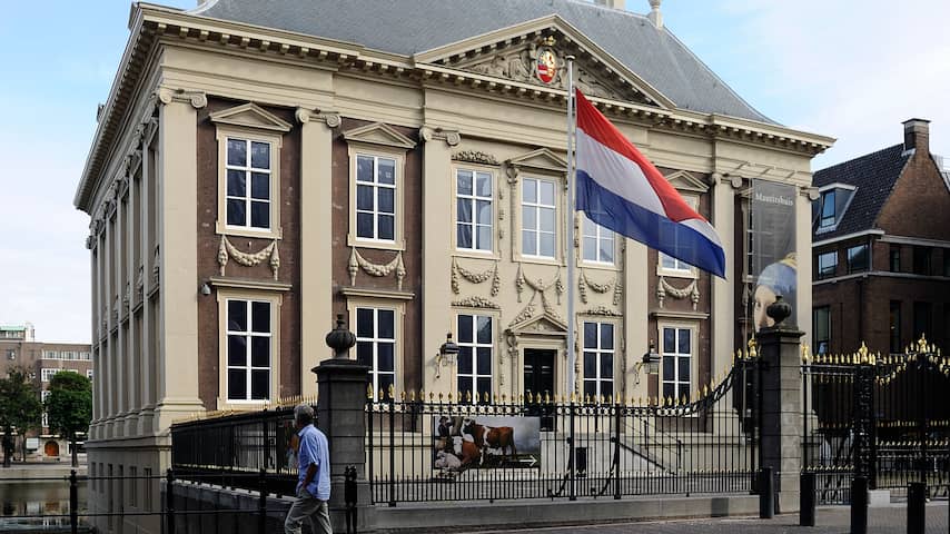 Toerist in Amsterdam wordt gewezen op aantrekkelijke kanten Den Haag