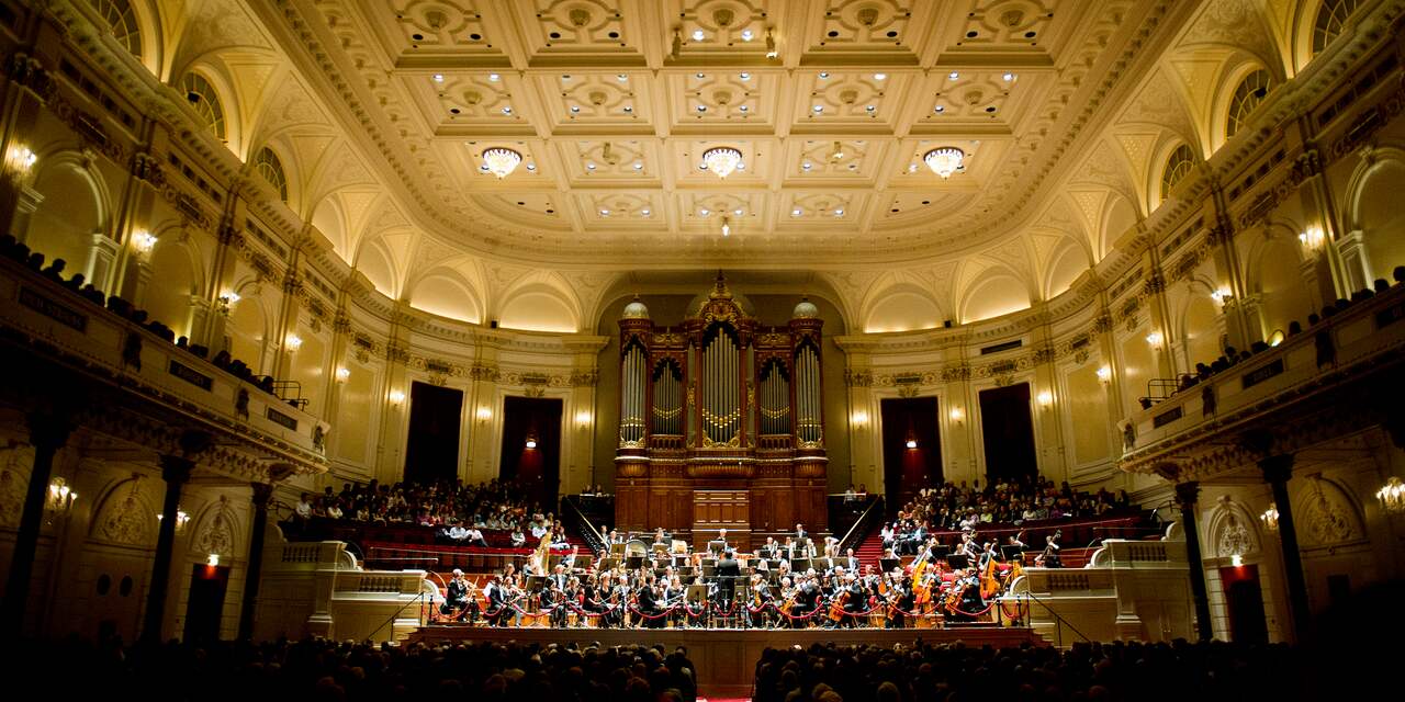Meezingend publiek deert dirigent Prinsengrachtconcert niet