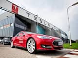 De Model S staat voor de assemblagehal en het distributiecentrum van Tesla Motors op industrieterrein Vossenberg. De Amerikaanse maker van elektrische auto’s zet op deze locatie de auto’s voor de Europese markt in elkaar
