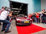 De nieuwe eigenaar van een Model S verlaat de assemblagefabriek onder applaus van het personeel bij Tesla Motors op industrieterrein Vossenberg. De Amerikaanse maker van elektrische auto’s zet op deze locatie de auto’s voor de Europese markt in elkaar.