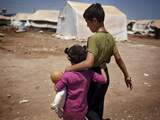 Volgens de beide mensenrechtenorganisaties vormen kinderen de helft van alle vluchtelingen uit Syrië. Ongeveer 740.000 van hen zijn jonger dan 11 jaar.