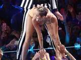Het Amerikaanse mediacommissariaat Parents Television Council vindt het optreden dat Miley Cyrus zondagavond (lokale tijd) gaf tijdens de MTV Video Music Awards in New York ongepast.