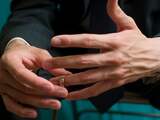 Bovenkarspelse in tranen na verliezen trouwring overleden man