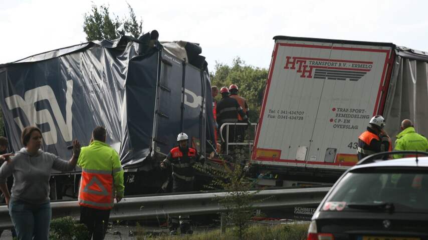 Ernstig ongeval met vrachtwagens op de A17