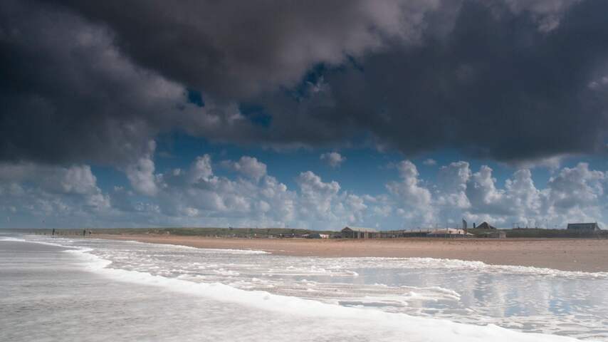 zee strand herfst regen wolken