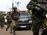 Militairen begeven zich naar het winkelcentrum in Nairobi.