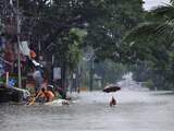 Maandag 23 september: Filipijnen proberen zich te bewegen door de overstroomde straten van de stad Manilla.