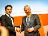 Jan Hommen,bestuursvoorzitter van ING Groep ontvangt uit handen van Minister van Financiën Jeroen Dijsselbloem de versierselen behorend bij de onderscheiding tot Commandeur in de Orde van Oranje-Nassau vanwege zijn uitzonderlijke bijdrage aan de continuÃ¯teit van ING als internationaal bedrijf en zijn inspanningen voor de aanpassing van de financiële sector na de financiële crisis van 2008.
