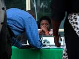 Donderdag 26 september: Een Keniaan tekent het rouwregister van de St. Andrewskerk in Nairobi. Daar werd een dienst gehouden voor de neef van president Uhuru Kenyatta en zijn verloofde. Zij kwamen om bij de terreuraanval op het winkelcentrum Westgate. 