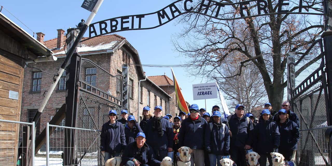Turken vast voor Hitlergroet in Auschwitz