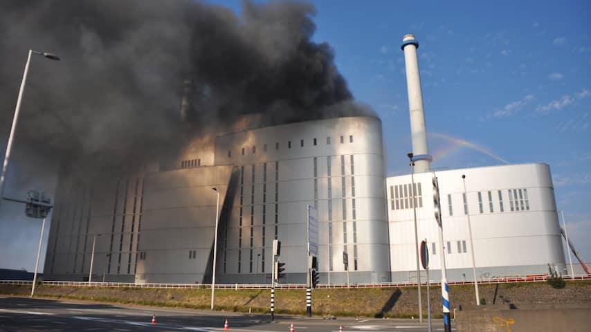 Zeer grote brand bij AVR in Rotterdam