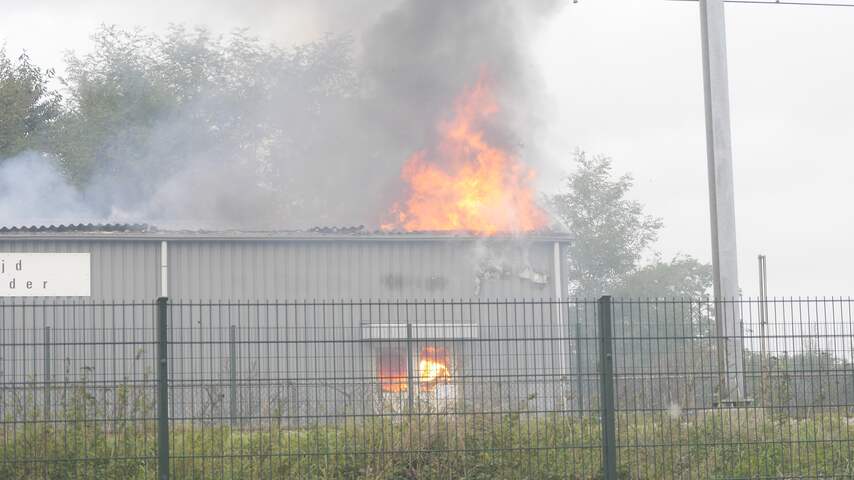 Uitslaande brand in loods Hardinxveld