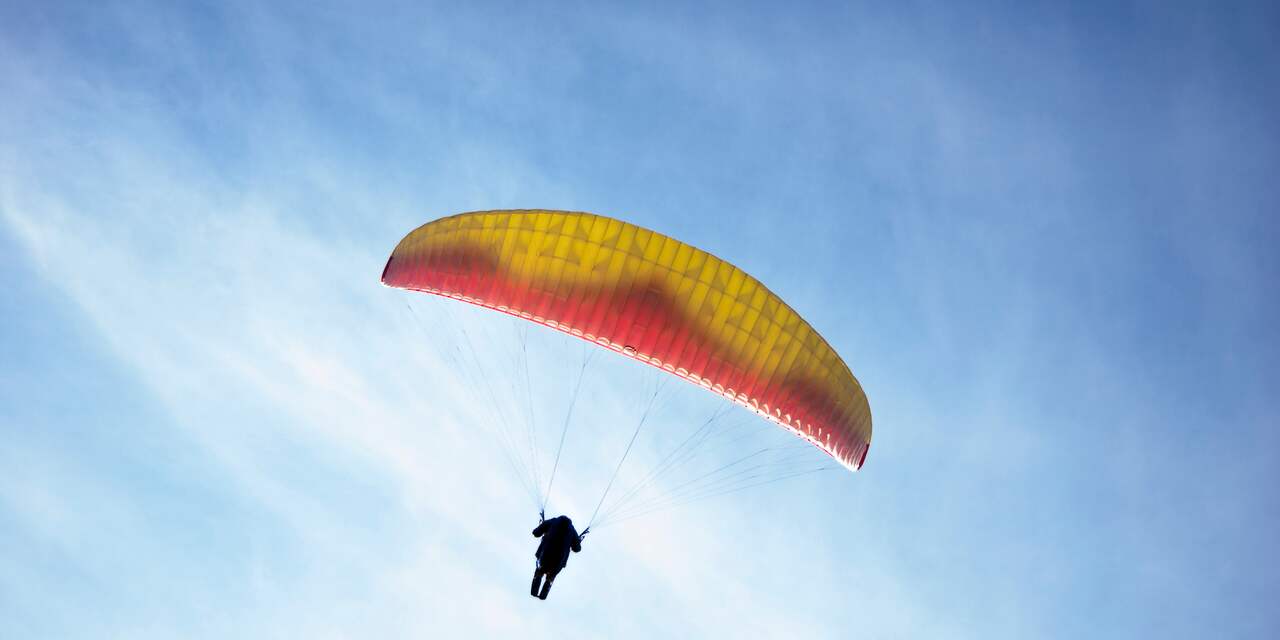 'Parachutist gewond na landing in centrum van Zegge'