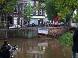 De gemeente Utrecht onderzoekt of de woningen rondom de ingestorte kademuur veilig zijn. 