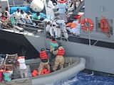 Marineschip VS pikt bootvluchtelingen op