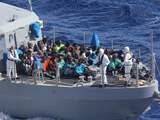 Het amfibische transportschip USS San Antonio was toevallig in de buurt toen een Maltees patrouillevaartuig de boot ontdekte.